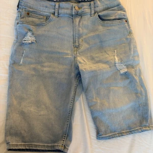 Jeansshorts H&M - Jeansshorts från H&M i bra skick
