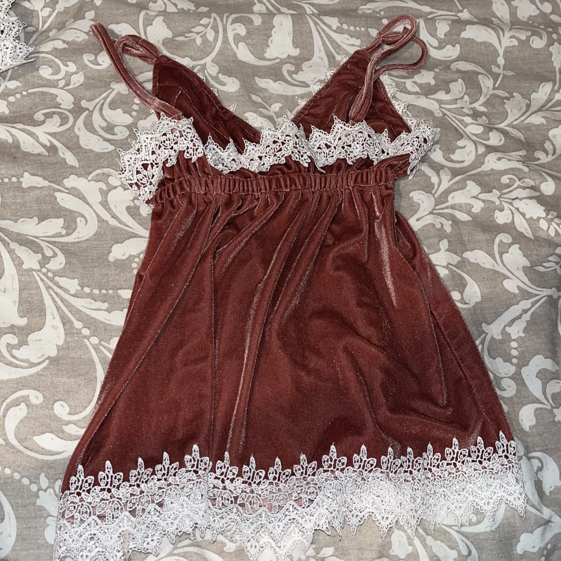 Rosa pyjamas set med vita spetsdetaljer - 1