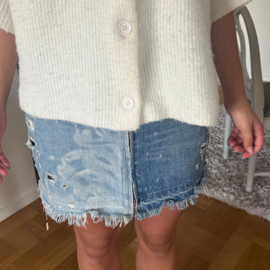 Blå jeanskjol med slitningar - 1