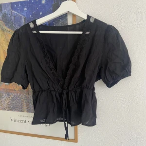 Svart blus med spets och knyt - Söt svart kortärmad blus/ topp som går att knyta