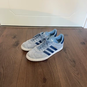 Blåa Adidas Gazelle skor - Jag säljer mina blåa adidas gazelle skor som jag har bara använda ett par gånger och ser nästan nya ut, de är i storlek 42!  obs, jag har inte kvar skokartongen💓