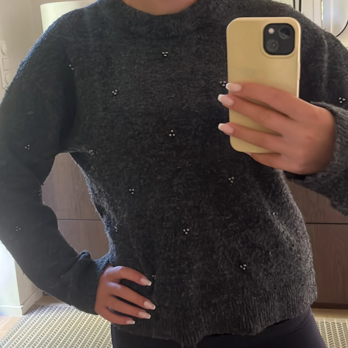 Grå stickad tröja med pärlor från H&M