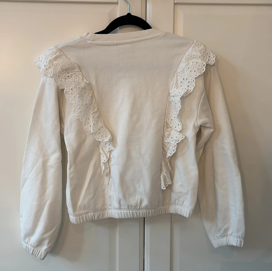 Vit tröja med volang - 1