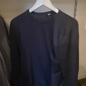 Uniqlo tröja - Säljer nu denna mörkblå uniqlo tröjan för bara 219kr pris kan diskuteras vid snabb affär hör av er vid frågor 