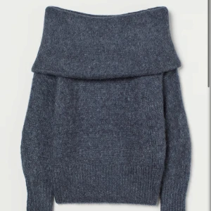 Mörkgrå stickad offshoulder tröja - Säljer en blå/ mörkgrå stickad tröja med bred offshoulder-krage.