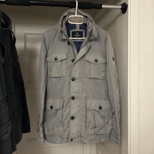 Hackett London field jacket  - Hackett London jacka i storlek S | Skick: 9/10, väldigt fint skick | Äldre Mayfair modell, nypris låg runt 4500kr, så just nu ett otroligt bra pris för er | Kan mötas upp | Skriv om minsta funderingar | 