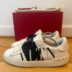 Valentino open sneakers - Säljer nu dessa fina valentino skor | Super fint skick | Storlek 39 | Kommer med box,dustbag,extra snören,valentino kort och kvitto | Hör gärna av er vid frågor eller funderingar 