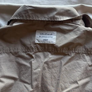 Beige skjorta från Acne Studios - Brun skjorta från Acne studios. Oversized i storleken. 95% bomull 5% elastan. Herrstorlek