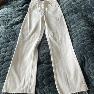 Zara vita raka high waist jeans - Nya aldrig använda. Har själv sådana i storlek 38, de är assnygga men dessa var för små.