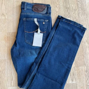 Jacob Cohën  jeans - Säljer ett par helt nya Jacob Cohen jeans i riktigt snygg färg. Jeansen har prislapp kvar med. Storleken är 34 men som sagt är det Cohen storlek så det sitter mindre än vanligt! Skriv vid funderingar 