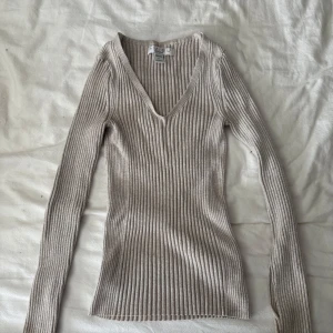 Beige ribbad långärmad  - Beige ribbad långärmad tröja i storlek S från amisu/newyorker. Använd men i hyfsat fint skick. På ärmen finns ett ganska stort hål som enkelt går att sy igen vilket jag kan fixa vid snabb affär annars säljs den billigare 🤍