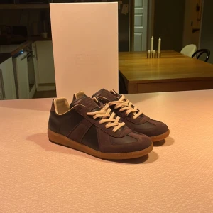 Bruna sneakers från Maison Margiela - Gata i väldigt fint skick, storlek 43 men passar 42 lika bra. Kan gå ner i pris vid snabb affär. Levereras i originalförpackning. Hör av dig om du har några frågor.