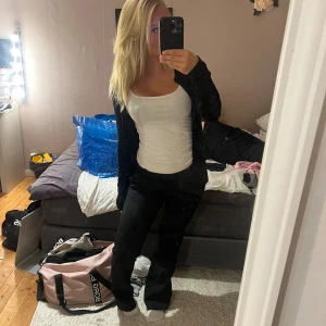 Svart tunn kofta  - Säljer en jättefin svart kofta i storlek S. Enbart använd 1-2 gånger. Finns även en lika dan i storlek XS. 