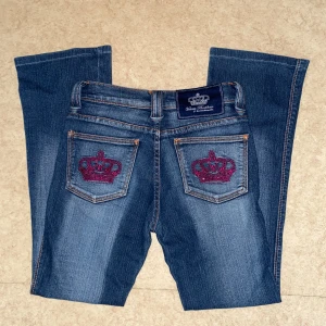 Victoria Beckham jeans - Säljer dessa snygga blå jeansen från Victoria Beckham, de är low waist och är i storlek 26, de är små i storleken så de är mer som en xxs. Inga märkbara defekter💞