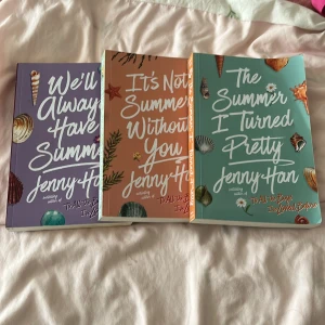 The Summer I Turned Pretty Trilogy - Upptäck Jenny Hans populära trilogi med somriga omslag och strandtema! Perfekt för dig som älskar ungdomsböcker med känsla av sol, hav och vänskap. Snygga färger och snäckor gör dessa böcker till ett måste för din bokhylla.