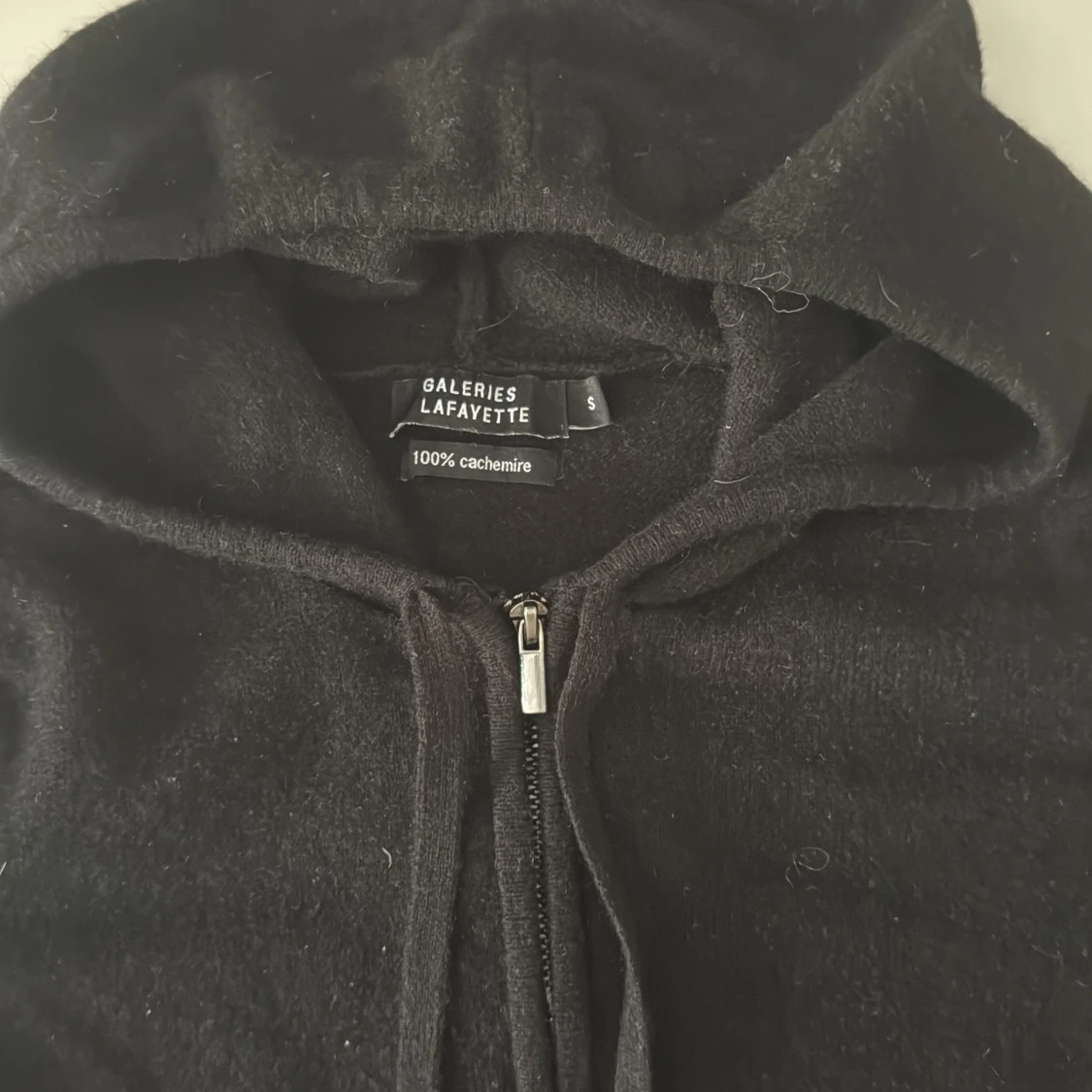 Svart hoodie i kashmir från Galeries Lafayette - 1