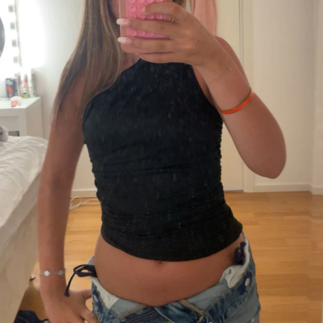 Svart croppad ärmlös topp