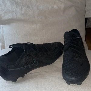 Nike phantom elite fg - Nike phantoms elite i storlek 45. Passar även 44,5.  Underlaget är riktigt gräss. Skicket är väldigt fint. Hör av er vid funderingar.