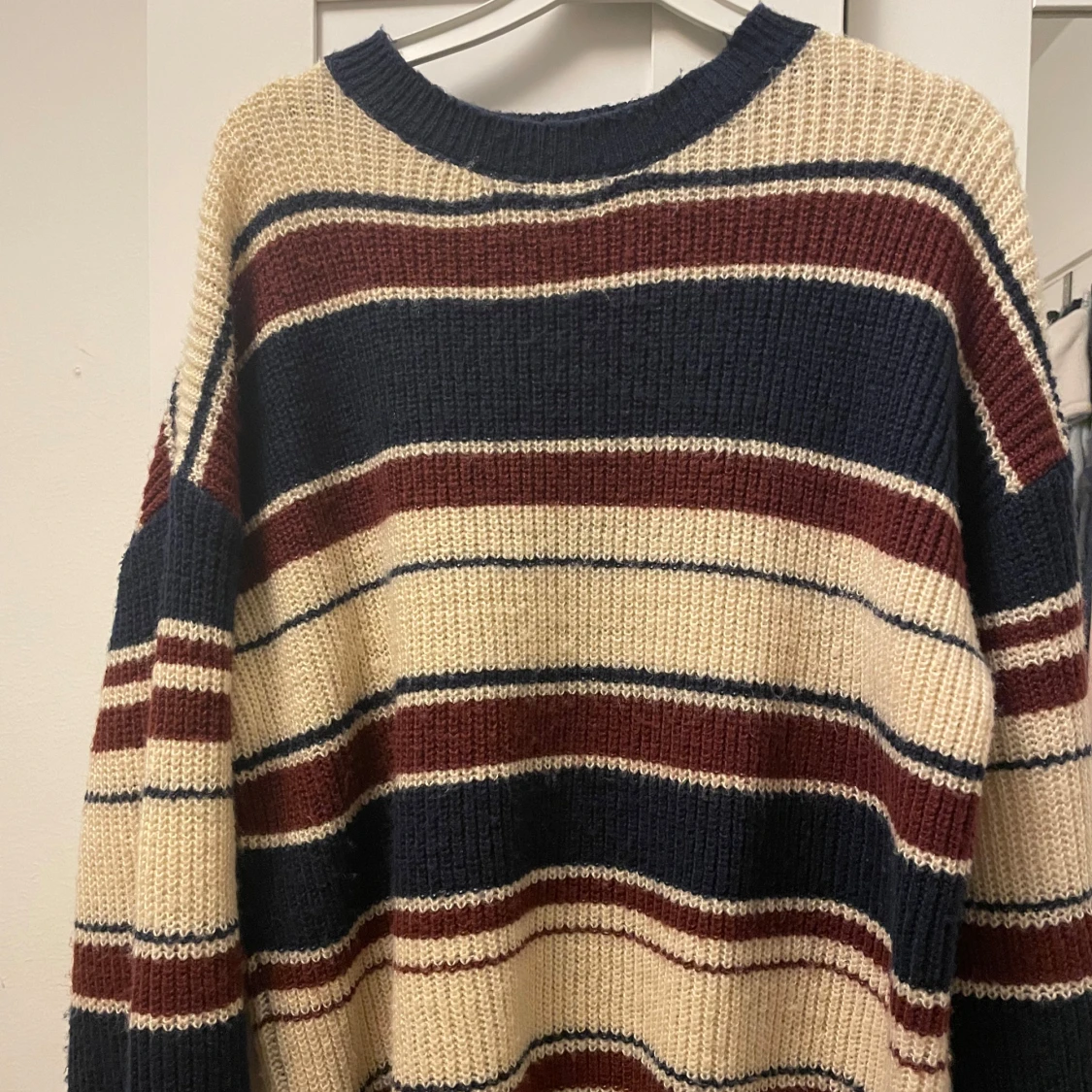 Randig stickad tröja i marinblått och vinrött