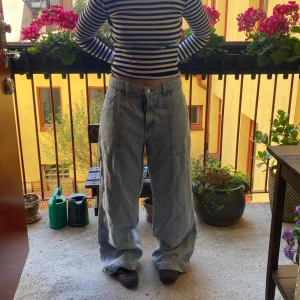 Baggy ljusblå jeans från Stradivarius - Baggy jeans från Stradivarius i ljusblå denim. Modellen har breda ben, stora fickor på sidorna och bak, samt klassisk midja. Perfekta för en avslappnad och trendig look. Materialet är 100% bomull och jeansen har en loose fit.