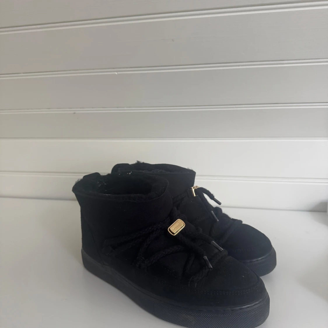 Svarta boots från Inuikii low med pälsfoder