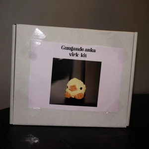 Gungande anka virk-kit - Är du sugen på att lära dig virka? Nu kan du köpa ett virk kit där du får allt du behöver för att göra en egen gungande anka. 