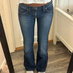 Lågmidjade utsvängda jeans  - Sjukt snygga jeans från Big star i modellen ”extra low” i storlek W28 L32.  Innerben: 79 cm, midja rakt över 40 cm. Kom privat för fler mått eller frågor🥰