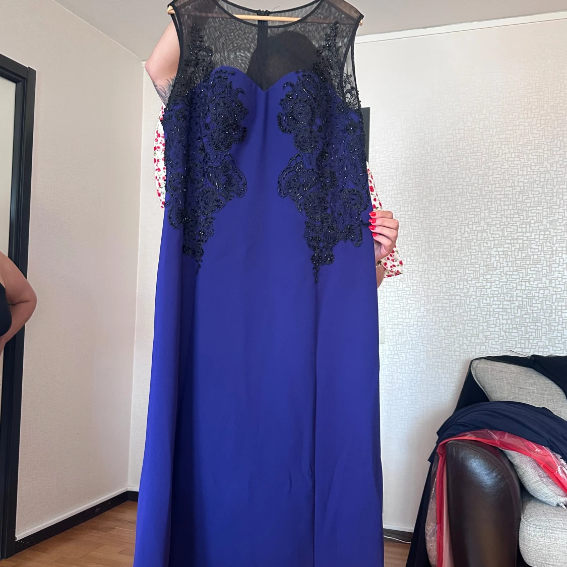 Lång blå klänning med spetsdetaljer
