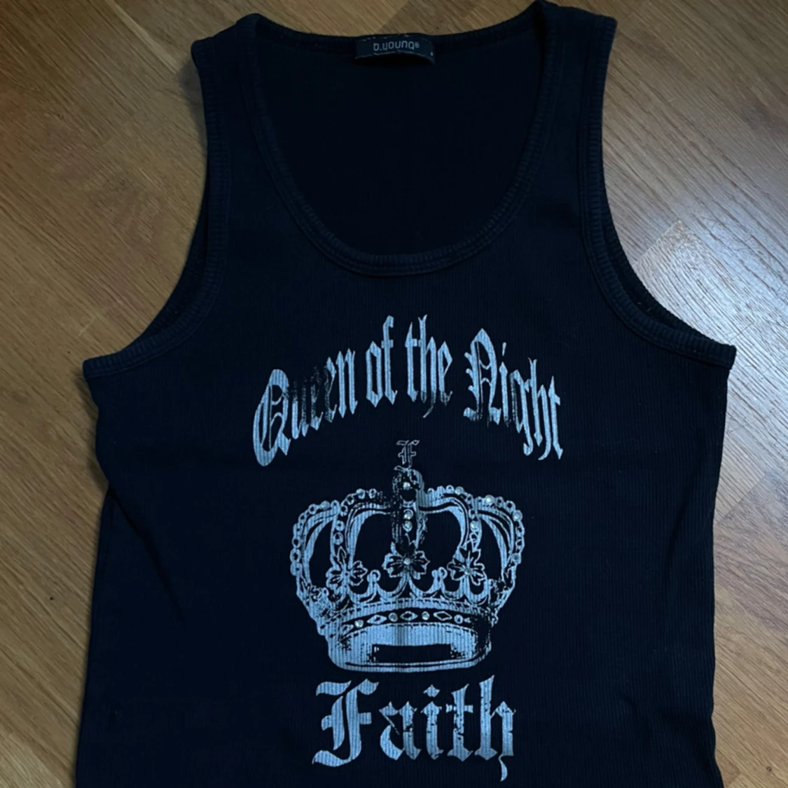 Svart ribbad linnetopp med silver tryck och strass stenar  - 2