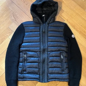 Moncler cardigan jacka - Säljer denna feta moncler cardigan i size M