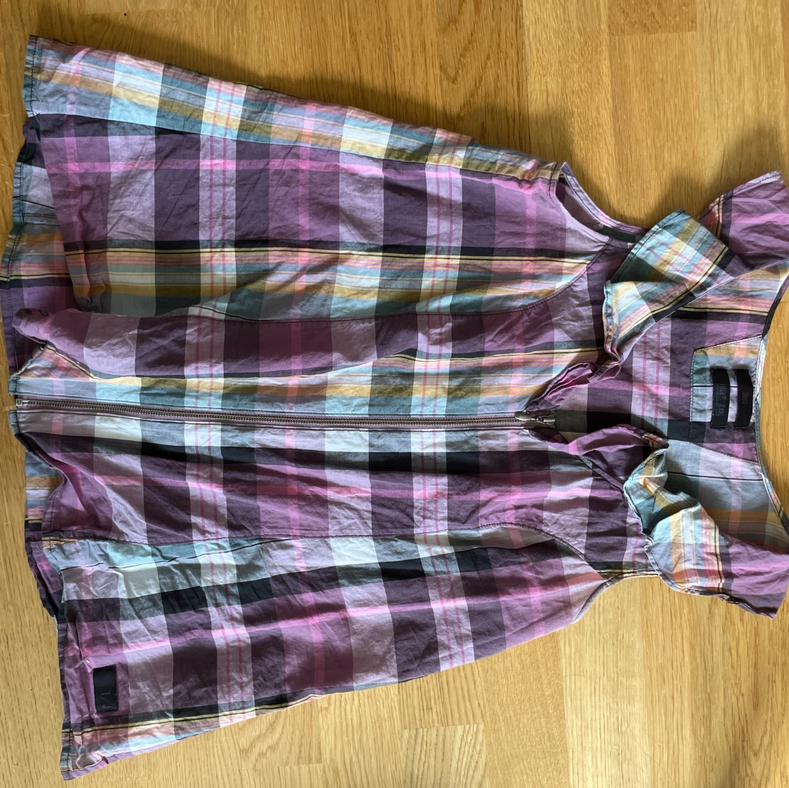 Rutig ärmlös blus med dragkedja - 2