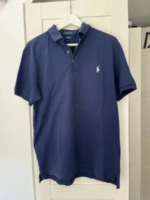 POLO TRÖJA  - STORRENSNING!  Säljer denna Polo tröja från ralph lauren! Den är i väldigt bra skick 