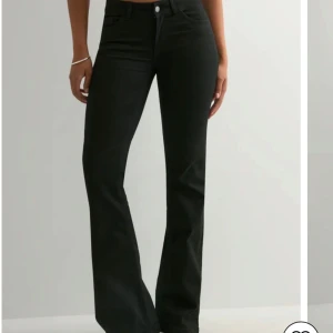 Nelly jeans  - Säljer mina svarta i storlek 32! Använd en gång men insåg att jag skulle behövt en storlek större! De är i nyskick 