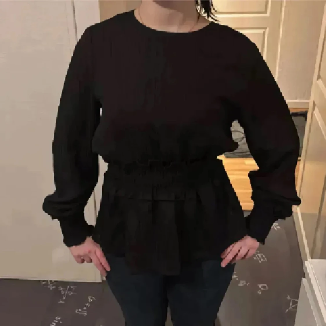 Svart blus med smockad midja - 1