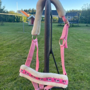 Rosa ponny mulle grimma med vitt fluff - Jag säljer en rosa ponny mulle grimma med vitt fluff. Den är lite smutsig men inget som inte får bort tror jag.