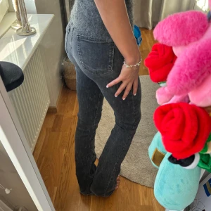 Svarta lågmidjade jeans! - Lågmidjade svarta jeans från bikbok!! De är i xs/ längd 33! Slutsålda❤️💓