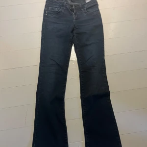 Mörkblå bootcut jeans från LTB - Snygga mörkblå jeans från LTB i bootcut-modell. Jag är ganska så kort och dessa jeans var lite för långa för mig så det har blivit slitet längst ner vid fötterna. Passar för nån som är lite kortare och har möjlighet att folla upp jeansen!