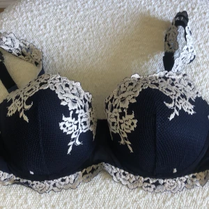Intimissimi BH - Säljer denna intimissimi bh då jag fick den i present men den va för stor. Stl 80D
