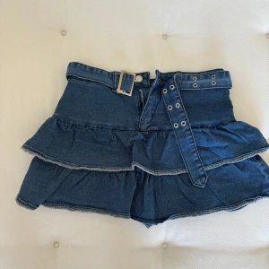 Jeans kjol  - Super sött jeans kjol som insydda shorts och bälte. 