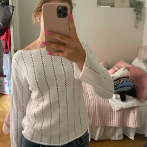 Vit stickad tröja med hålmönster - Säljer en vit stickad tröja från 157 med lång ärm och snygga vertikala hålmönster. Den är i 150 barnstorlek men passar mig som är 163 och har S i toppar i vanliga fall❤️