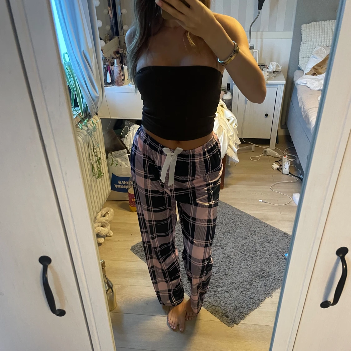 Rosa och svarta rutiga mjukisbyxor