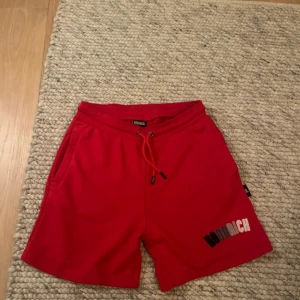 Röda Hoodrich shorts XS - Röda hoodrich shorts i storlek xs. Dem är som nya utan skador. Pris kan diskuteras.