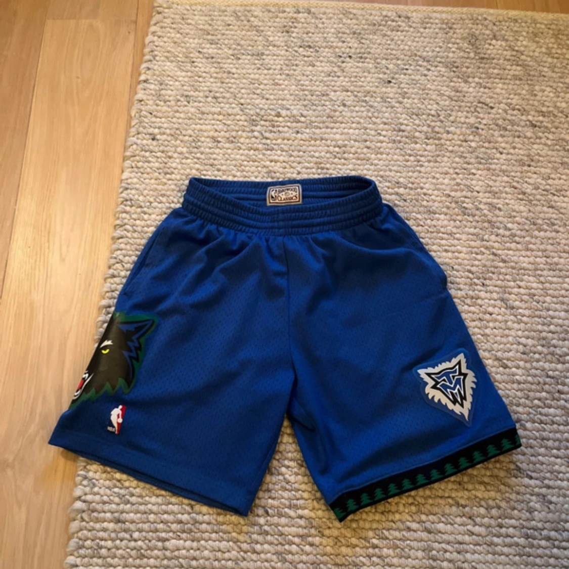 Blå NBA Timberwolves shorts Mitchell & Ness