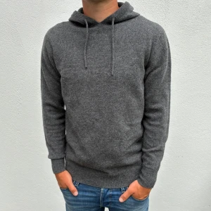 Kashmir/Merino hoodie - Mörkgrå Kashmir/Merino hoodie | Storlek S | Modellen är 177cm lång | Använd 1 gång, därför nyskick på hoodien | Hör av dig vid frågor🌟