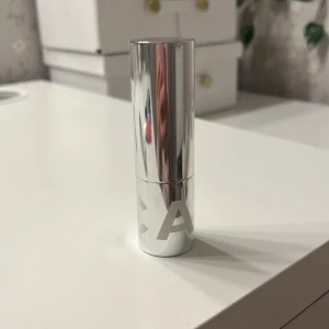 CAIA bb Stick 20W - Bb  stick från CAIA i nyansen 20W. Kommer i en stilren, silvrig hylsa med vit text. Perfekt för att täcka mörka ringar och små blemmor, enkel att applicera direkt på huden tack vare den smidiga stiftformen. Innehåller 9 g. Den är endast testad med ren borste😘 Orginal pris:295 säljer för 130❤️