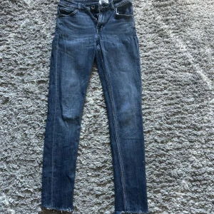Tiger of Sweden jeans - Snygga tiger of sweden jeans i storlek 28/30. Bälthållarna på byxan där bak av, samt slitage längst ner på båda. Ny pris 1599kr l Vårat pris 299kr. Hör av dig vid minsta fundering eller fråga 📬