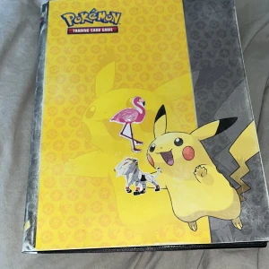 Pokémon Trading Card Game Samlaralbum - Tjena, det här är en Pokémon pärm nästan fylld med kort. Den är fylld med vanliga kort fram till de bra korten som ni ser. Den här är värd 5000 ungefär om allt hade varit nytt men säljer för 3200 men säg till om ni har prisförslag.