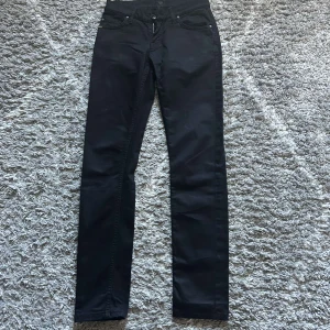 Tiger of sweden jeans - Stilrena svarta tiger of sweden jeans i storlek 25/32. Ny pris 699kr l Vårat pris 199kr. Hör av dig vid minsta fundering eller fråga 📬
