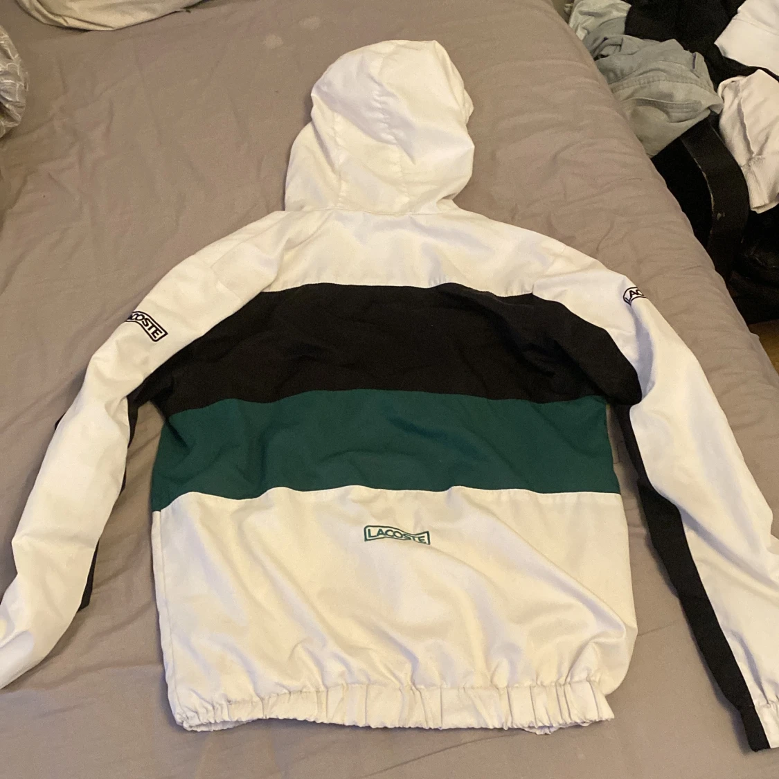 Lacoste vindjacka med luva  - 2