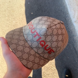 Gucci keps med monogram och röd text - Tjena säljer eller byter min Gucci keps, väldigt unik och sällsynt, vid frågor eller fler bilder är det bara att skriva, kan gå ner i pris vid snabb affär.